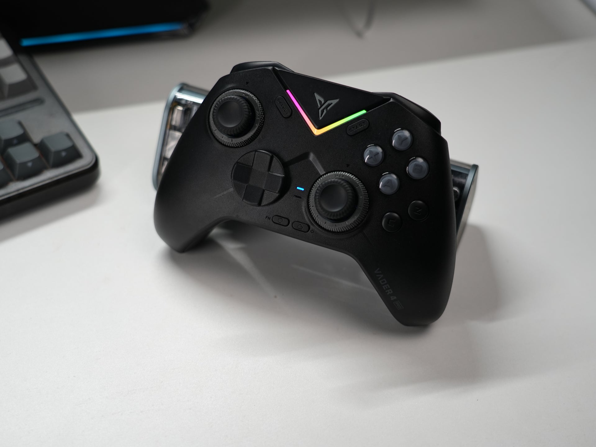 Flydigi Vader 4 Pro - Kablosuz Gamepad - RGB - 40-100gf